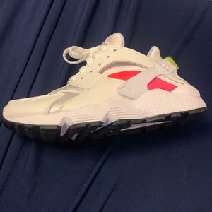 Nike Air Huarache bright Crimson Volt   Size 7 women